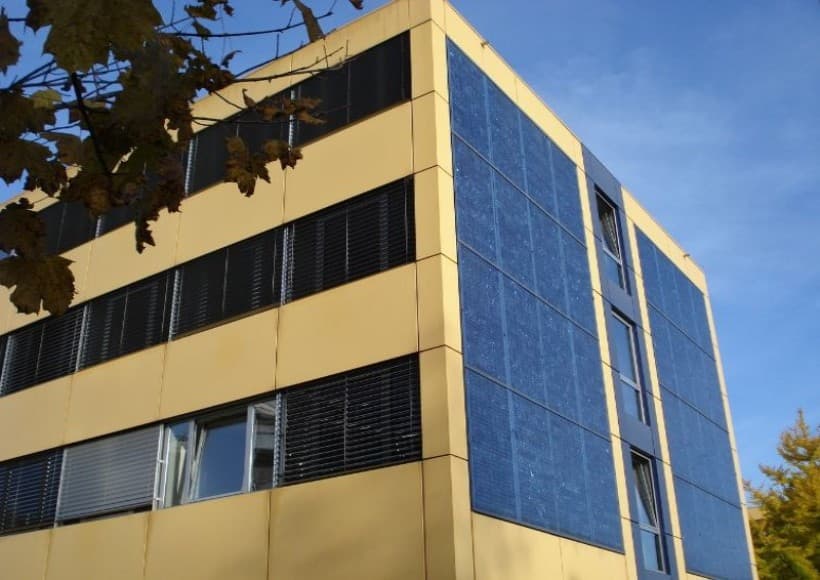 Cladirea unui spital, acoperita cu panouri solare