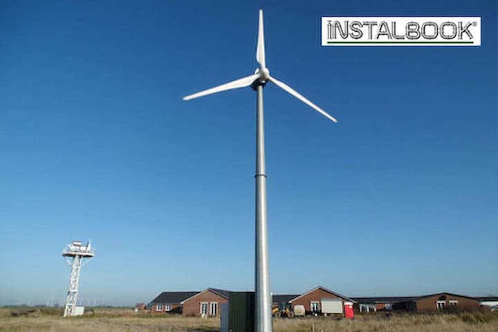 Turbina eoliana uriasa montata in fata unor case